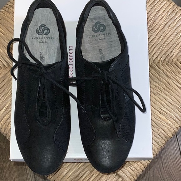 CLARKS CLOUDSTEPPERS Caddell Fly Wedges NWT Black 8 Narrow - Picture 2 of 8